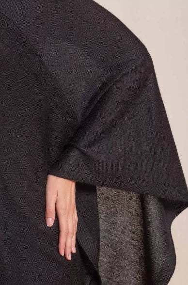 Alpaka Basic Strickponcho ALMENDRA KUNA Essentials - Alpakawolletraum.com