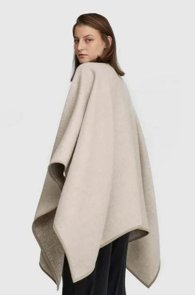 Elegantes Alpaka Cape YPER aus Alpaka-Woll-Mix - Alpakawolletraum.com