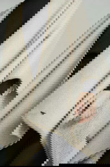 Elegantes Alpaka Cape YPER aus Alpaka-Woll-Mix - Alpakawolletraum.com