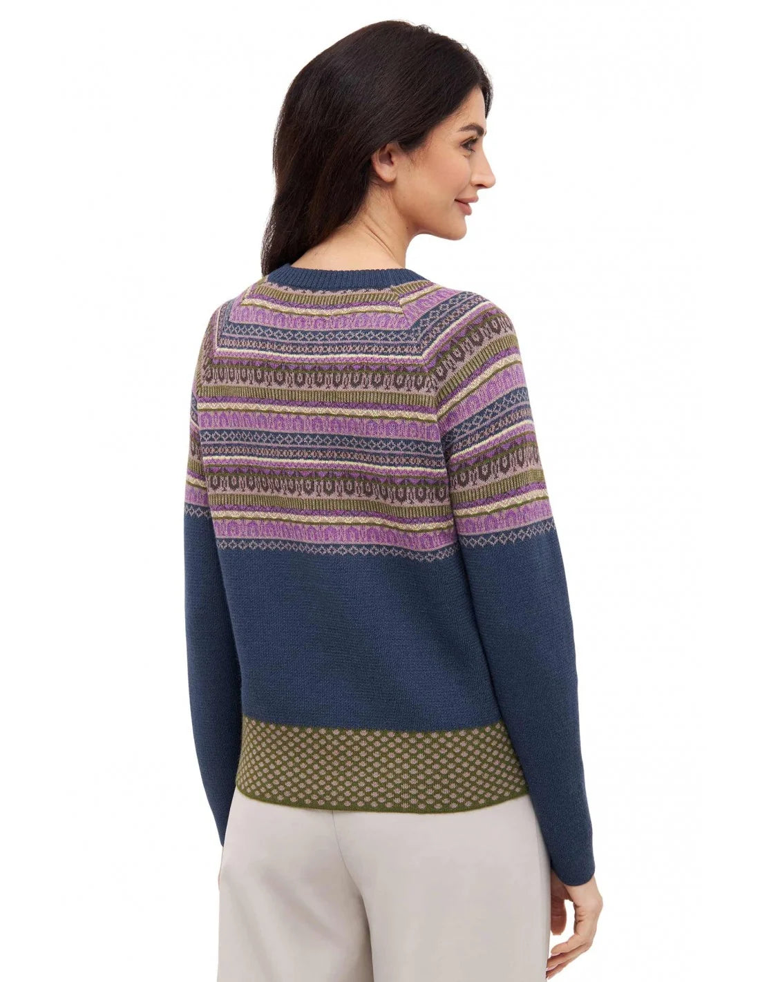 Modell trägt Alpaka Pullover COLORES ANDEN Limited Edition in Größe M