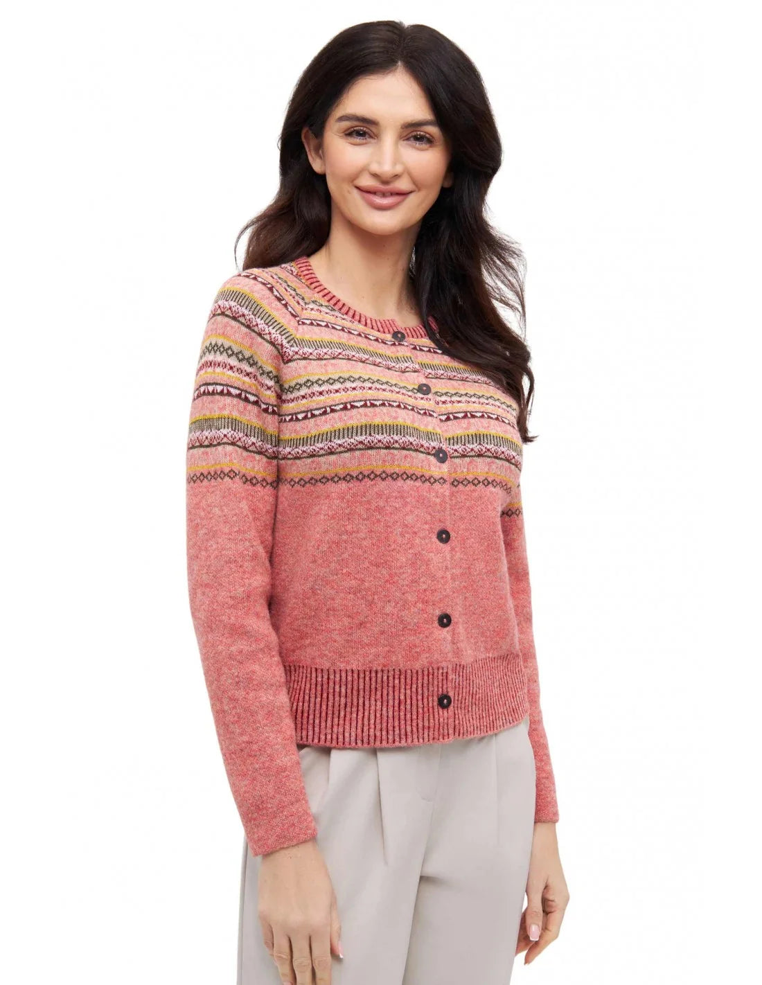 Rundhalsausschnitt und Knopfleiste der COLORES ANDEN Strickjacke aus Baby Alpaka