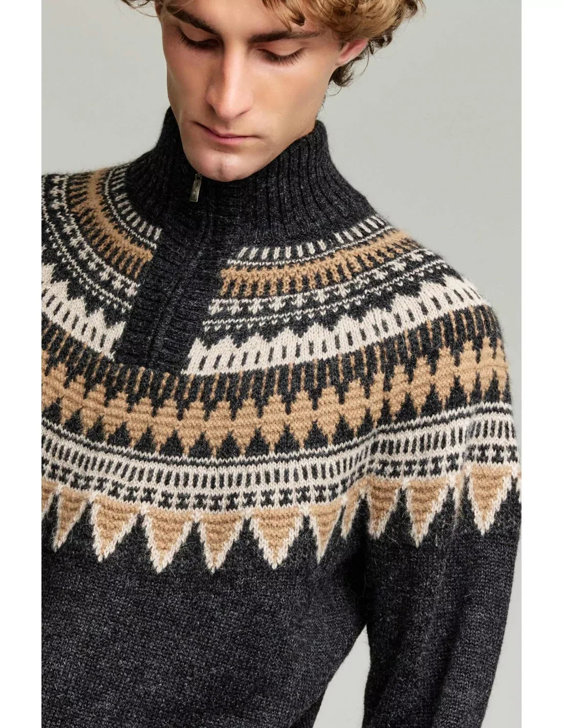 Eleganter Herrenpullover aus Alpakawolle – weich, atmungsaktiv und hypoallergen, ideal für kalte Tage und nachhaltige Mode.