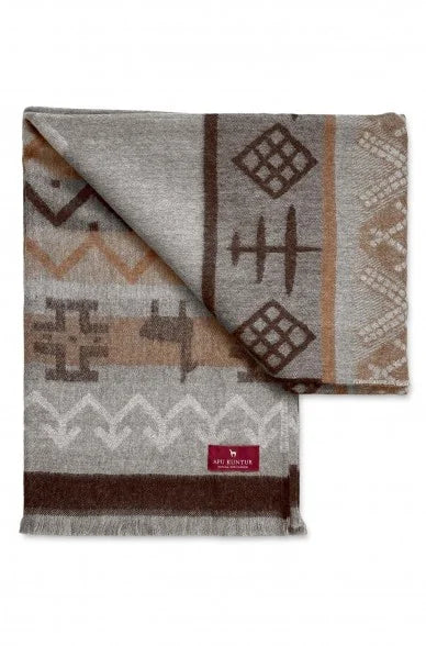 Luxuriöse Decke CAMINO aus Baby Alpaka auf Sofa arrangiert