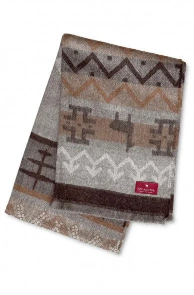 Detailansicht der gewebten Baby Alpaka Wohndecke CAMINO im traditionellen Design