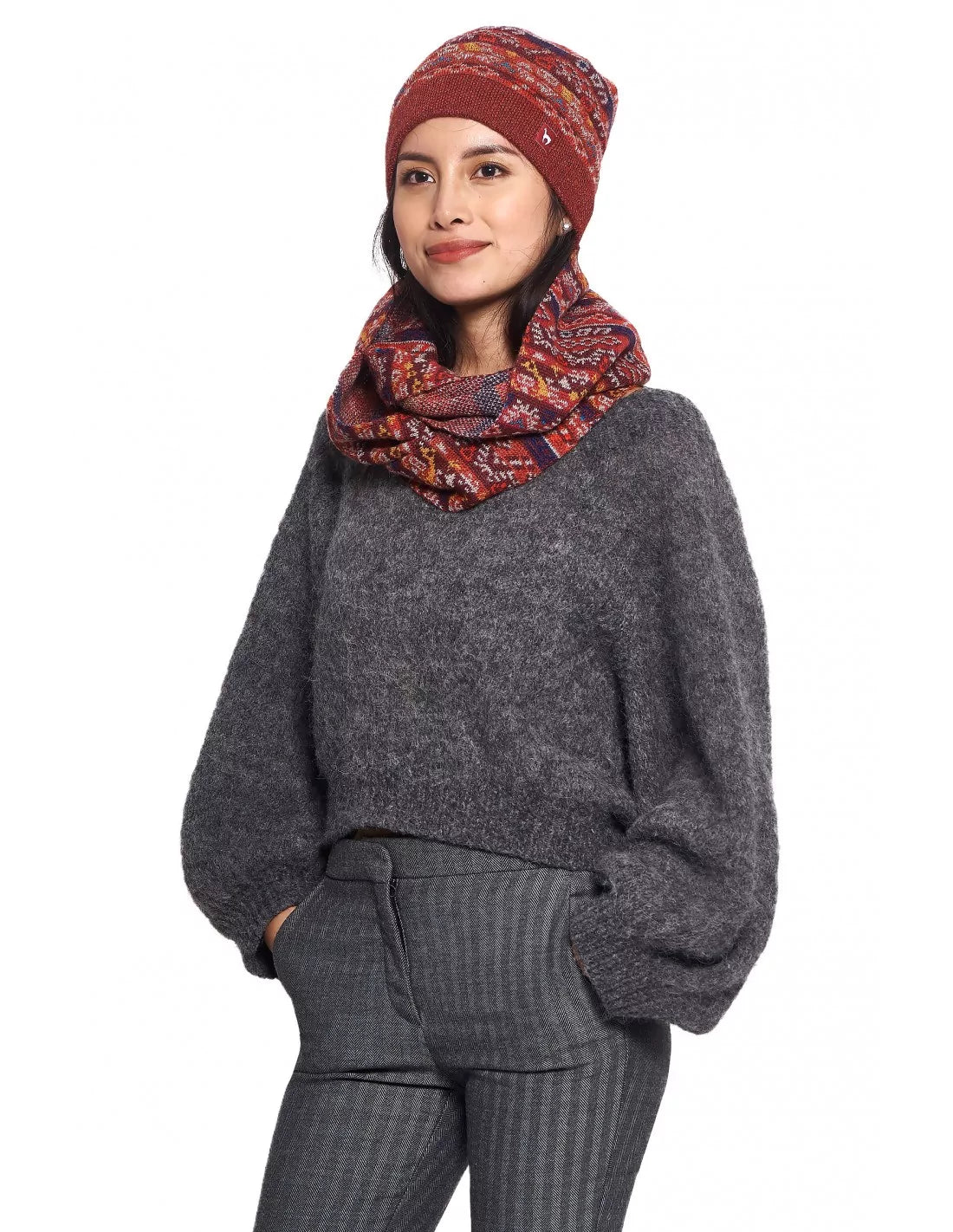 Weicher Alpaka Schal für Damen – eleganter Jacquard-Strick mit folklorischem Muster