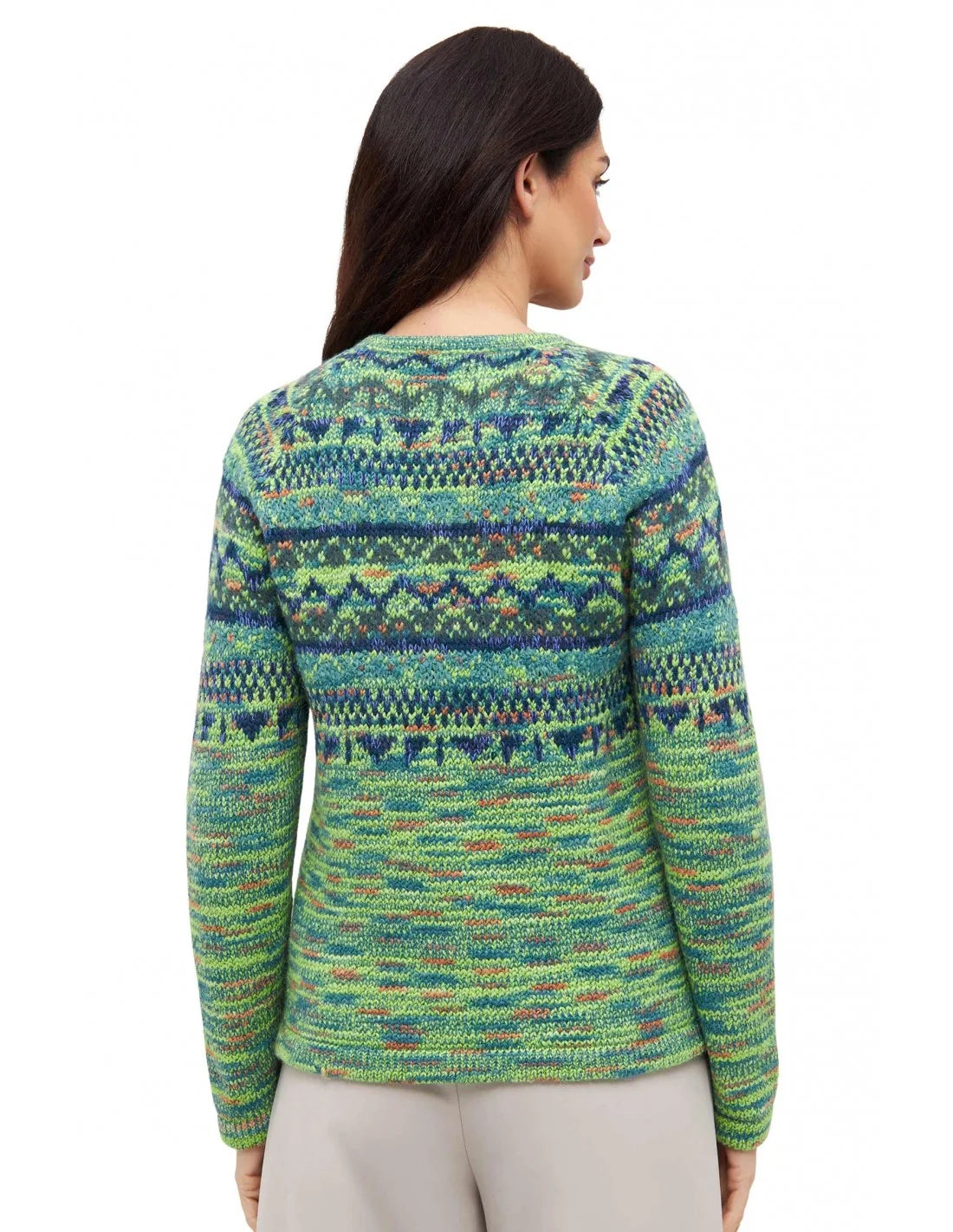 Modell trägt nachhaltigen Alpaka Cardigan COLORES ANDEN in Größe M