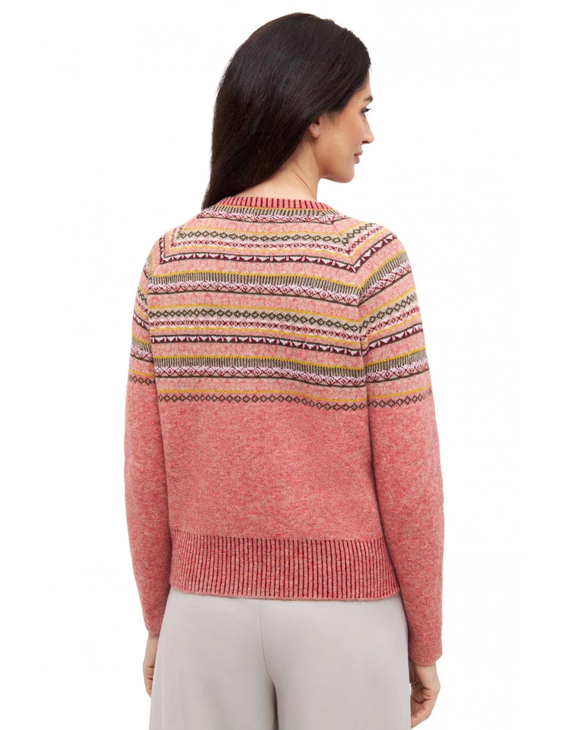 Modell trägt nachhaltigen Alpaka Cardigan COLORES ANDEN in Größe M