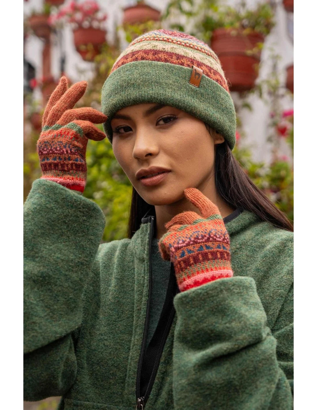 Detailansicht der Baby-Alpaka-Wendemütze – edle weiche Struktur und farbenfrohes Muster