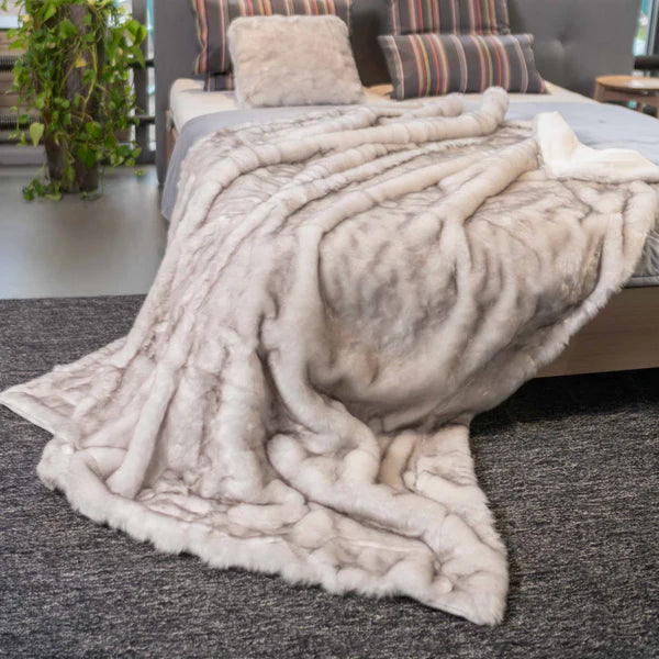 Polar Fuchs Felldecke auf Sofa drapiert – edle Felloptik, angenehm warm und weich