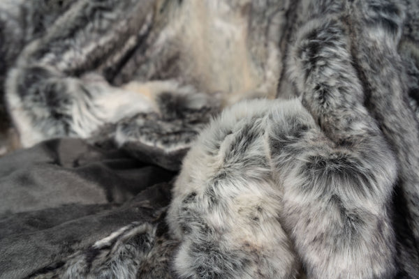 Detailaufnahme der Ritter Decke – Imitat-Fell mit grauer Abseite, weich und voluminös