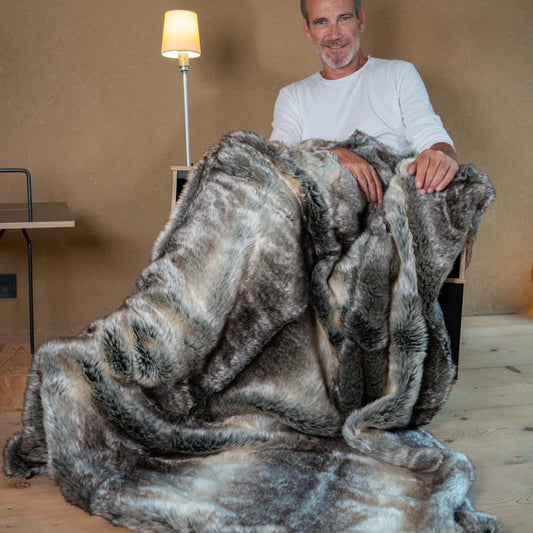 Schakal Felldecke Imitat in Grau-Meliert – flauschig, weich und pflegeleicht für Sofa oder Bett